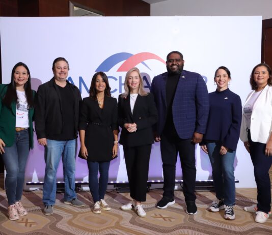 Meiny González, vicepresidenta del CTI; Peter A. Prazmowski, director ejecutivo del Consejo Nacional de Competitividad; Julissa Cruz, directora ejecutiva del Instituto Dominicano de las Telecomunicaciones (Indotel); María W. Alvarez, presidenta de Nap del Caribe; José David Montilla, viceministro agenda digital; Vivian Peña Izquierdo, presidenta del CTI, y Claudia Chez, líder de la comisión de emprendimiento del CTI