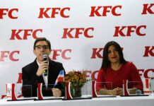 Pablo Girard, gerente general en el país de KFC, se dirige a los presentes acompañado de Vanessa González, gerente de mercadeo.