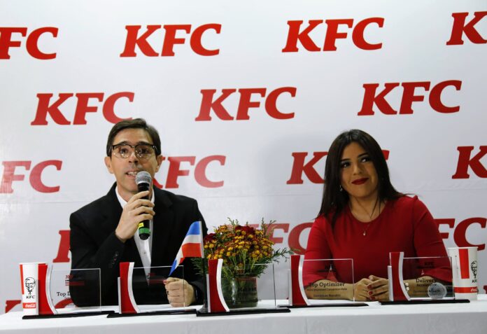Pablo Girard, gerente general en el país de KFC, se dirige a los presentes acompañado de Vanessa González, gerente de mercadeo.