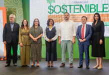 En el centro, la presidenta de Ecored, Dania Heredia; el ministro de Medio Ambiente, Armando Paíno Henríquez, y la representante del PNUD, Ana María Díaz de la Cebosa, junto a expositores del evento.