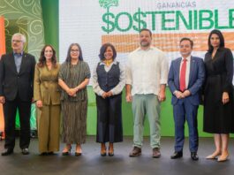 En el centro, la presidenta de Ecored, Dania Heredia; el ministro de Medio Ambiente, Armando Paíno Henríquez, y la representante del PNUD, Ana María Díaz de la Cebosa, junto a expositores del evento.