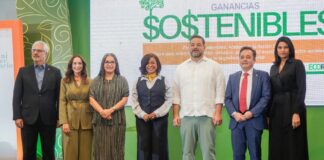 En el centro, la presidenta de Ecored, Dania Heredia; el ministro de Medio Ambiente, Armando Paíno Henríquez, y la representante del PNUD, Ana María Díaz de la Cebosa, junto a expositores del evento.