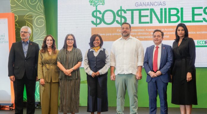 En el centro, la presidenta de Ecored, Dania Heredia; el ministro de Medio Ambiente, Armando Paíno Henríquez, y la representante del PNUD, Ana María Díaz de la Cebosa, junto a expositores del evento.