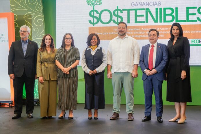 En el centro, la presidenta de Ecored, Dania Heredia; el ministro de Medio Ambiente, Armando Paíno Henríquez, y la representante del PNUD, Ana María Díaz de la Cebosa, junto a expositores del evento.