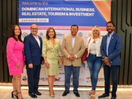 Durante la reciente exitosa “ExpoFeria Dominicana de Negocios & Bienes Raíces”, posan desde izq., Tania Rubirosa, gerente, Seguro Nacional de Salud en Miami, Richard Montilla, director, Instituto Dominicanos en el Exterior (Index Miami), Dra. Geanilda Vásquez, Cónsul General de la Republica Dominicana en Miami, Pedro Diaz Ballester, presidente Cámara Dominicana Intl. de Negocios & Turismo, Dra. Soraya Aguasvivas, vicepresidenta, Cámara Dominicana Intl. de Negocios & Turismo, e Ing. Mario J. Bonilla, vicepresidente, Asociación Promotores y Constructores de Viviendas del Cibao (APROCOVICI), celebrada en el AC Hotel Dadeland Mall.