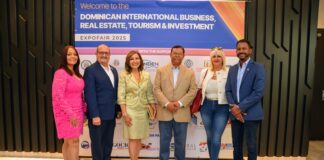 Durante la reciente exitosa “ExpoFeria Dominicana de Negocios & Bienes Raíces”, posan desde izq., Tania Rubirosa, gerente, Seguro Nacional de Salud en Miami, Richard Montilla, director, Instituto Dominicanos en el Exterior (Index Miami), Dra. Geanilda Vásquez, Cónsul General de la Republica Dominicana en Miami, Pedro Diaz Ballester, presidente Cámara Dominicana Intl. de Negocios & Turismo, Dra. Soraya Aguasvivas, vicepresidenta, Cámara Dominicana Intl. de Negocios & Turismo, e Ing. Mario J. Bonilla, vicepresidente, Asociación Promotores y Constructores de Viviendas del Cibao (APROCOVICI), celebrada en el AC Hotel Dadeland Mall.
